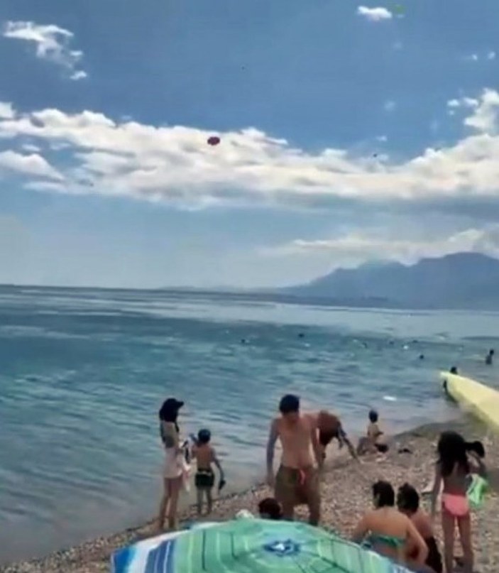 Antalya'da kuvvetli rüzgar sahildeki şemsiyeleri uçurdu