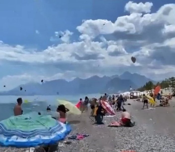 Antalya'da kuvvetli rüzgar sahildeki şemsiyeleri uçurdu