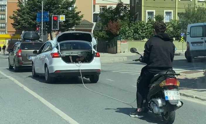 İstanbul trafiğinde şaşırtan anlar: Motosiklet çeken aracın bagajından çıktı