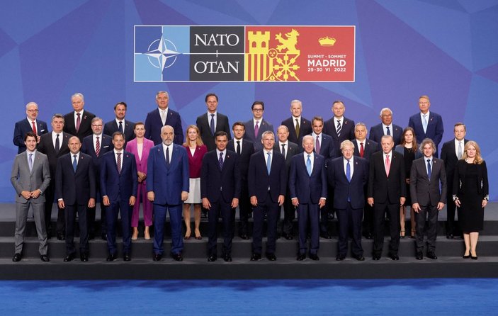 NATO Liderler Zirvesi'nde aile fotoğrafı çekildi