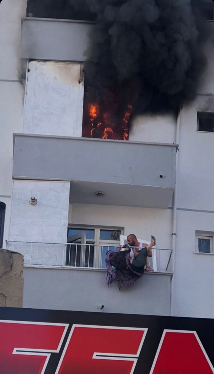 Niğde'de çıkan yangında apartmandan atlayan kadını havada yakaladı