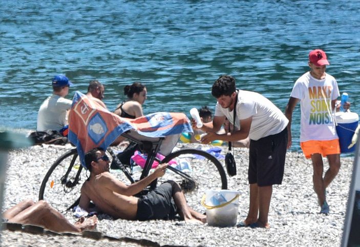 d Antalya'da seyyar satıcılar, saklambaç taktiği ile satış yapıyor