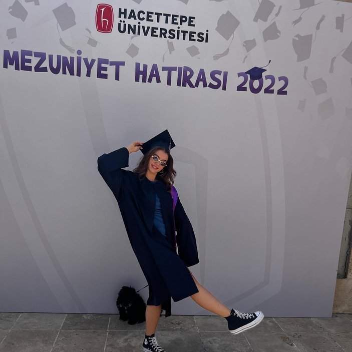 Burcu Özberk, üniversiteden mezun oldu