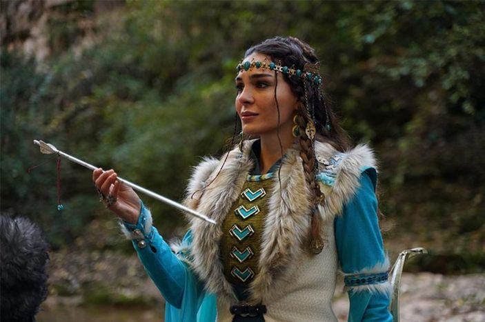 Hercai'nin Reyyan'ı mini şortuyla Amsterdam'a çıkarma yaptı! Görenin ağzı açık kaldı