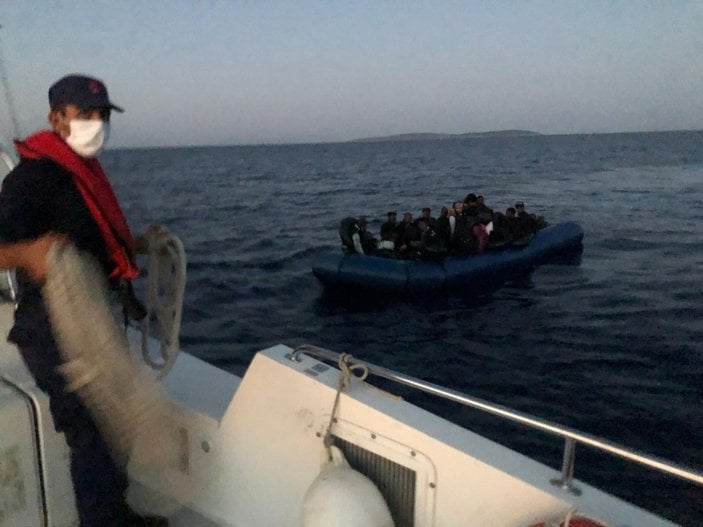 Ege Denizi'nde kaçak göçmenleri taşıyan botta doğum
