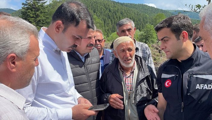 Murat Kurum, sele kapılan gencin hacda bulunan babasıyla görüştü