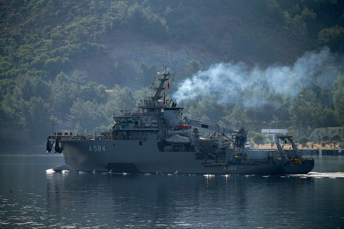 Türk donanması, zorlu görevler karşısında göz dolduruyor