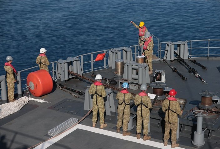 Türk donanması, zorlu görevler karşısında göz dolduruyor