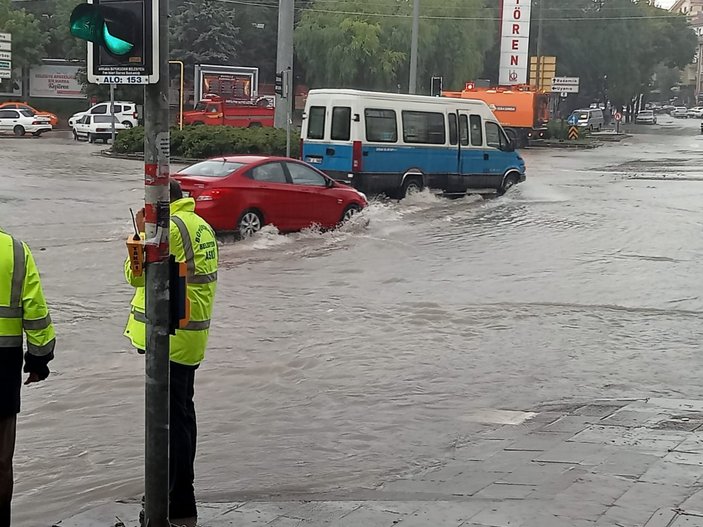 Ankara'da şiddetli yağış: Yollar göle döndü