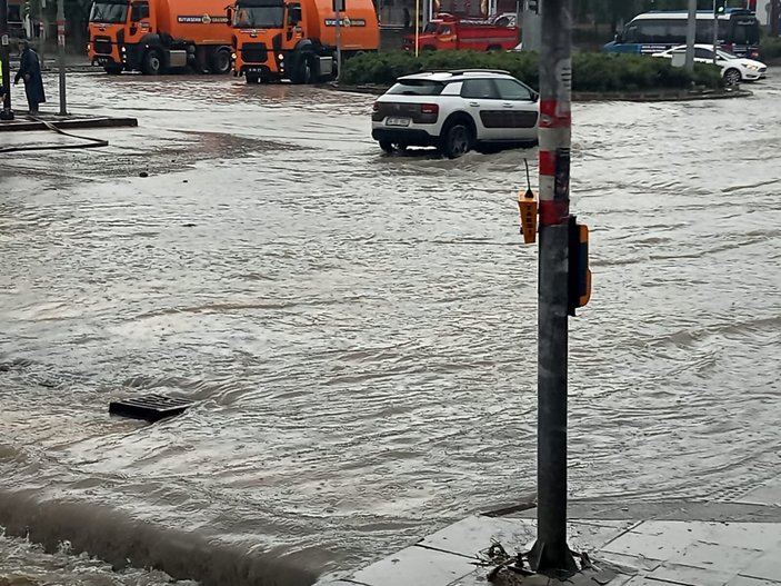 Ankara'da şiddetli yağış: Yollar göle döndü