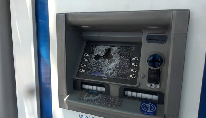 Yalova'da ATM’leri çekiçle kırdı