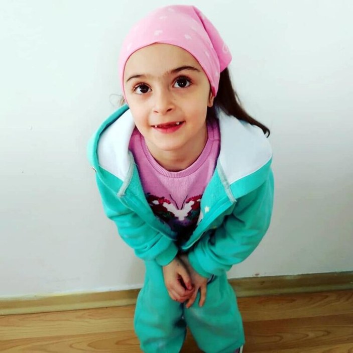 Aydın'da ölüm nedeni bilinmeyen minik kızın kabrine, kardeşinden ziyaret