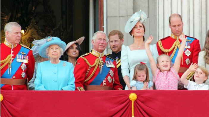 İngiliz Kraliyet Ailesi tasarrufa gideceğini açıkladı