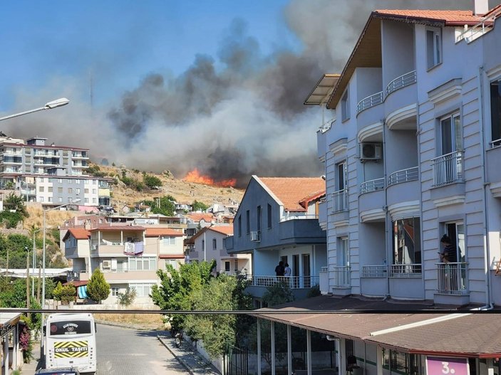 İzmir’de Bergama ve Dikili’de yangın