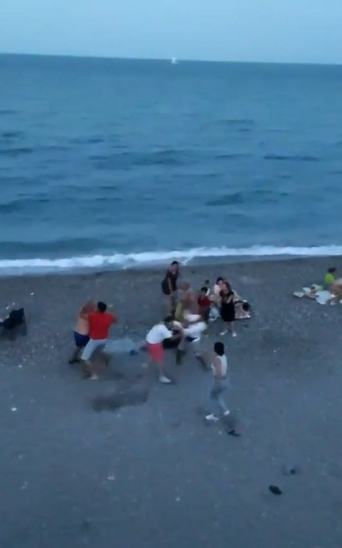 Antalya'da çöpe taş attı kavgası