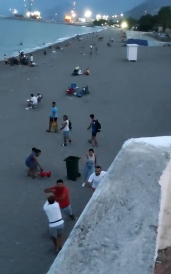 Antalya'da çöpe taş attı kavgası