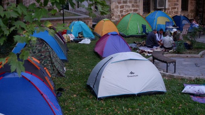 Kırkpınar için Edirne'ye gelenler, otel bulamayınca parklarda sabahladı