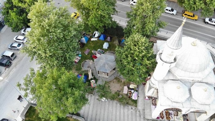 Kırkpınar için Edirne'ye gelenler, otel bulamayınca parklarda sabahladı