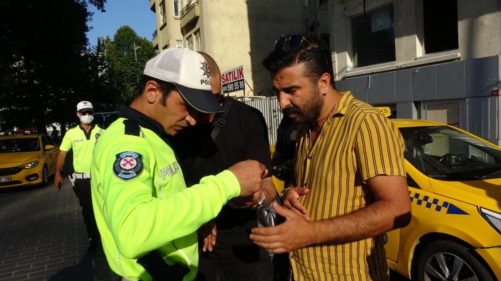 Taksim'de ehliyetsiz turistler polisin fotoğrafını çekti, rüşvet teklif etti