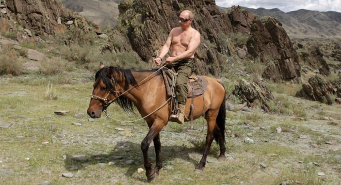 At üstünde poz veren Putin'den Batılı liderlere: Siz iğrenç görünürdünüz