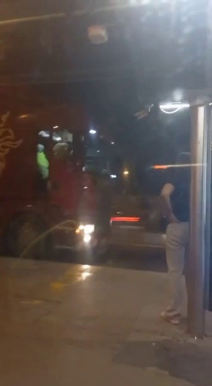 İstanbul'da metrobüs durağına giren tır