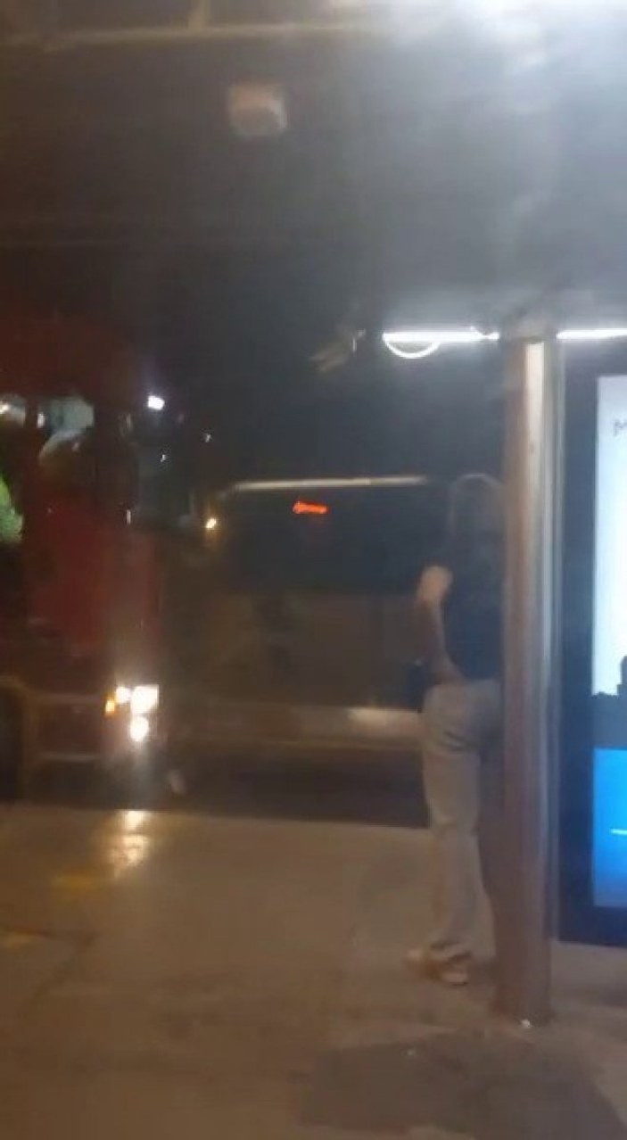 İstanbul'da metrobüs durağına giren tır