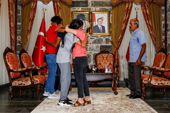 PKK'dan kaçıp teslim olan iki kişi ailesiyle buluşturuldu