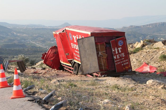 Mersin'de kamyon şarampole uçtu: 4 kişi öldü