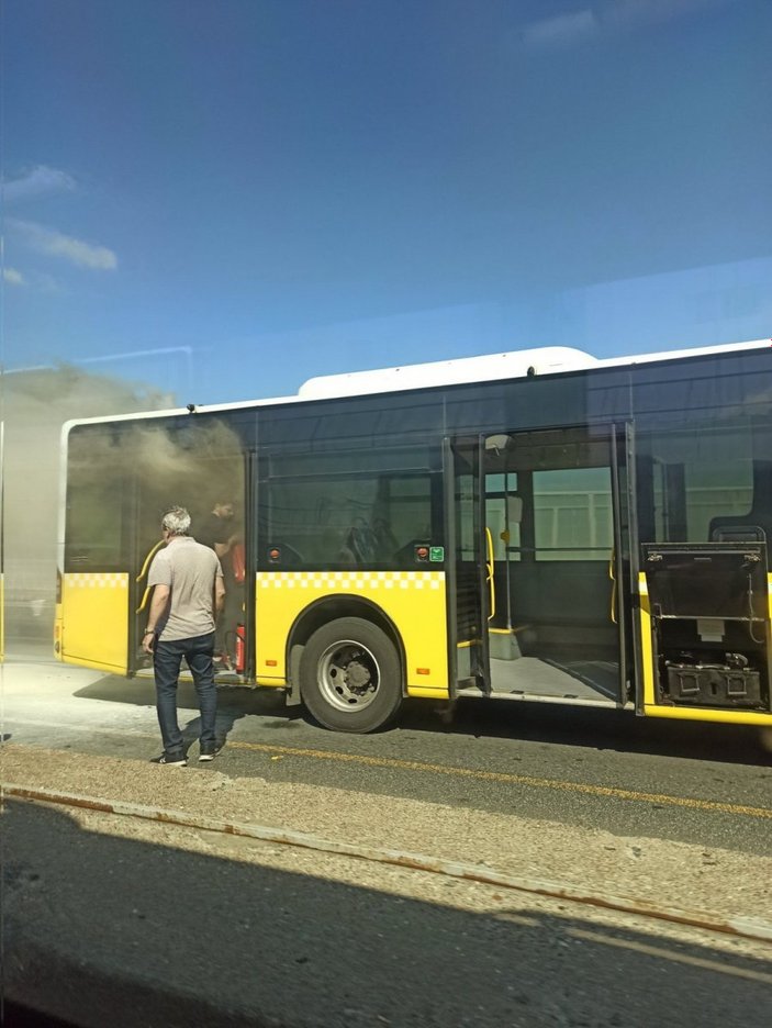 İstanbul'da metrobüs hareket halindeyken alevlere teslim oldu