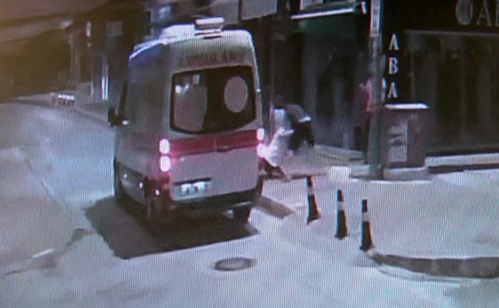 Antalya’da sağlık ekibine kaldırım taşlı saldırı