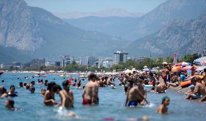 Sıcak hava, Antalya sahillerini hareketlendirdi