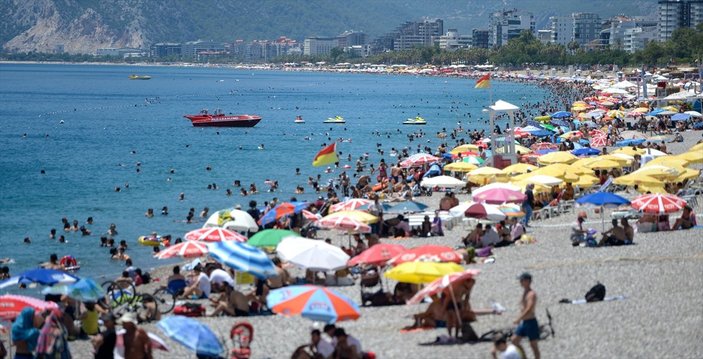 Sıcak hava, Antalya sahillerini hareketlendirdi