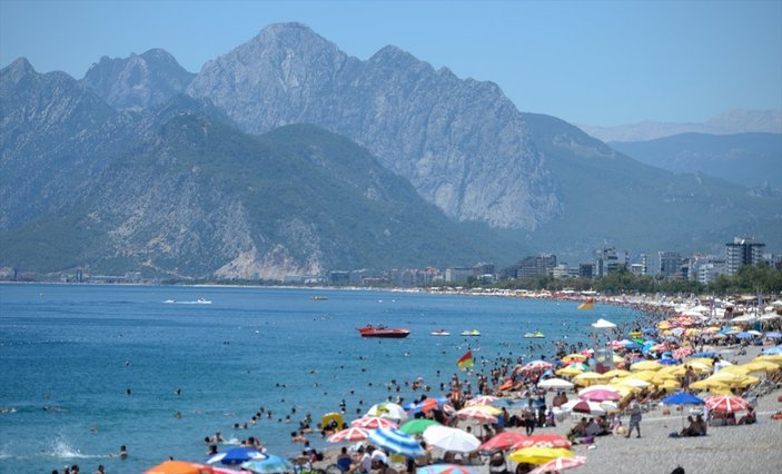 Sıcak hava, Antalya sahillerini hareketlendirdi
