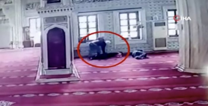 İstanbul'da camide cep telefonu hırsızlığı kamerada