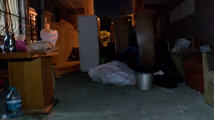 Kağıthane'de ev sahibi, engelli kiracıyı eşyaları ile sokağa attı