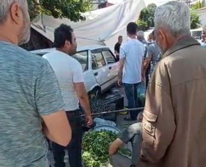 Karabük'te freni boşalan otomobil, pazardaki tezgahlara çarptı