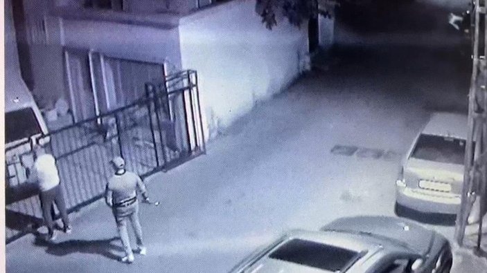 Maltepe'de, eski milletvekilinin aracına yapılan saldırı kamerada