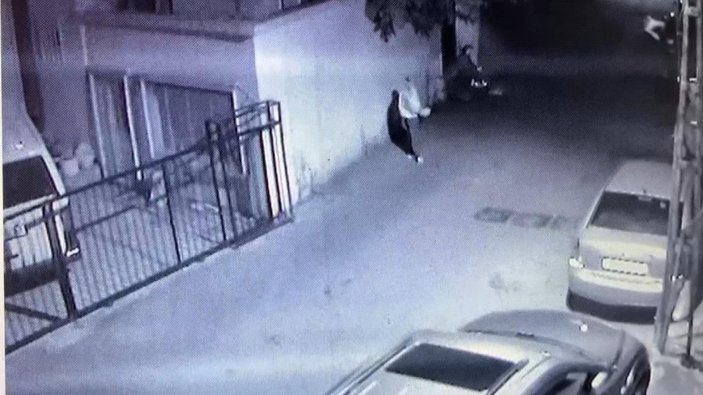 Maltepe'de, eski milletvekilinin aracına yapılan saldırı kamerada