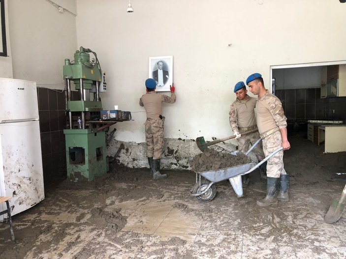 Komandoların bayrak ve Atatürk hassasiyeti: Sel çamurundan temizleyip duvara astılar