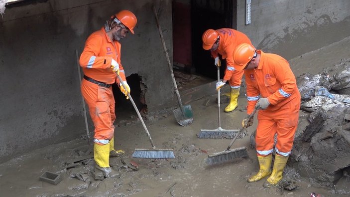 Kastamonu'da AFAD temizlik çalışmasını sürdürüyor