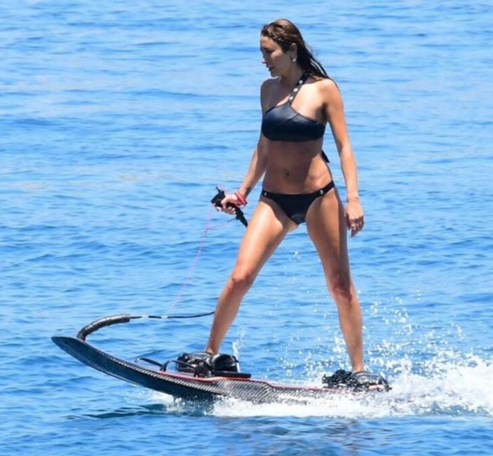 Merve Oflaz sevgilisiyle tatil sezonunu açtı! Sörf tahtasıyla şov yaptı