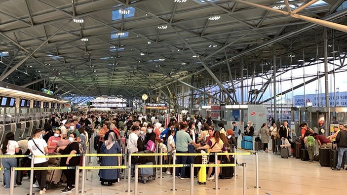 Avrupa ve ABD'de havalimanlarındaki kriz derinleşiyor