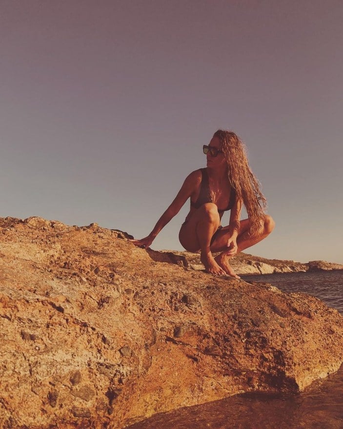 Serenay Sarıkaya bikinisiyle kayalıklara çıktı
