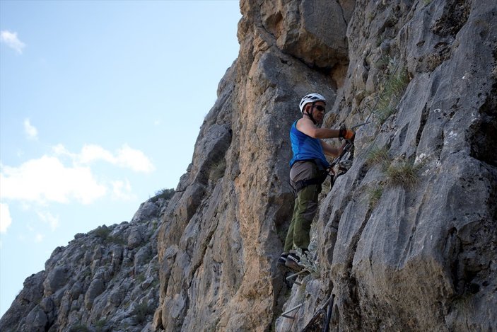 Görme engelli Türk dağcı Necdet Turhan, Erzincan'da Via Ferrata parkuruna tırmandı