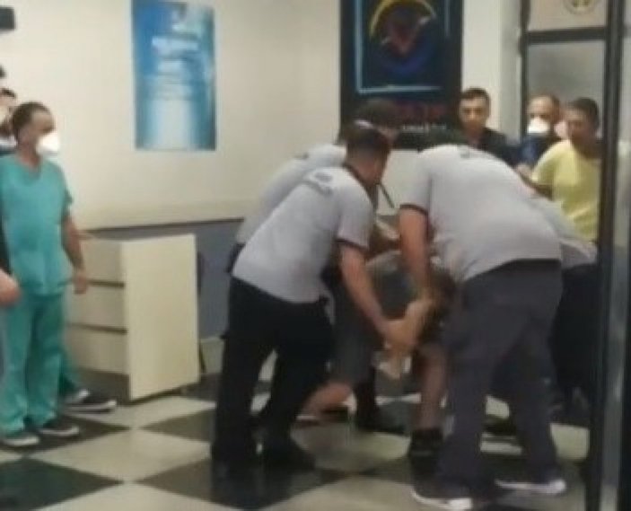 İzmir'deki hastanede kriz çıkartan 2 şahsın üzerinde satır bulundu