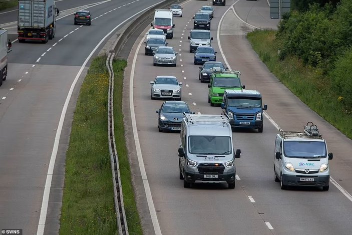 İngiltere'de sürücüler, ucuz benzin için gösteri düzenledi