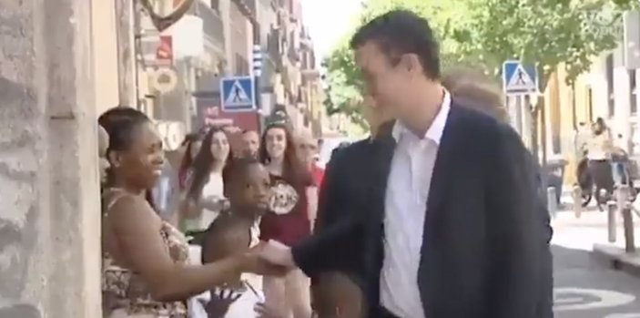 İspanya Başbakanı siyahi kadınla tokalaştıktan sonra ellerini silkeledi
