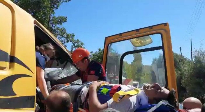 Burdur'da kamyonet ve tırın karıştığı kazada sürücüler ölümden döndü