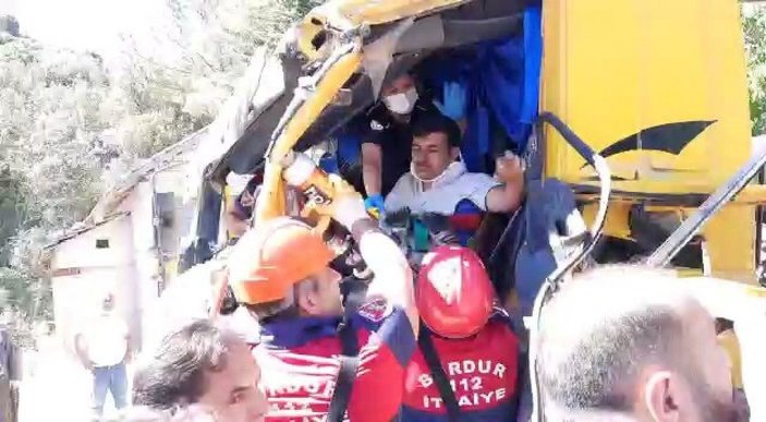Burdur'da kamyonet ve tırın karıştığı kazada sürücüler ölümden döndü