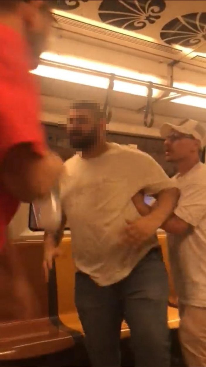Kadıköy metrosundaki alkol tartışmasında yolcular birbirine girdi